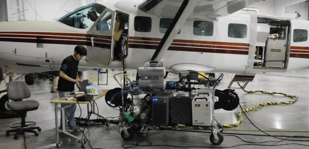 Visão geral Energia converte energia solar de 1,5 transmitida ao solo a partir de uma altitude de 10.000 pés, o próximo passo é desafiar os satélites em órbita